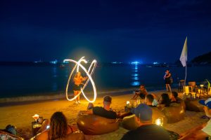 คนเล่นควงไฟที่เกาะเต่า